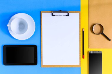 İş ekipmanları renkli kağıt arka plan üzerine yerleştirilen