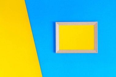 Renkli kağıt duvar arka plan üzerinde fotoğraf ahşap çerçeve