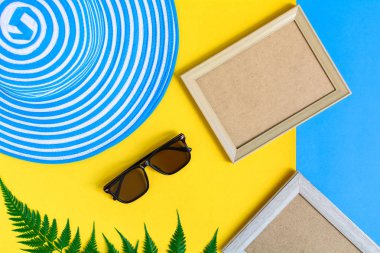 Ahşap fotoğraf çerçevesi ve set nesnesinin tatil renkli p dinlenmek