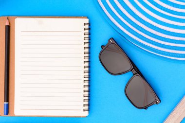 set nesnesinin tatil dinlenmek renkli kağıt üzerinde