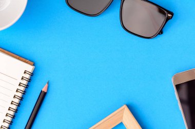 Ahşap fotoğraf çerçevesi ve set nesnesinin tatil renkli p dinlenmek