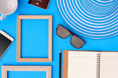 Ahşap fotoğraf çerçevesi ve set nesnesinin tatil renkli p dinlenmek