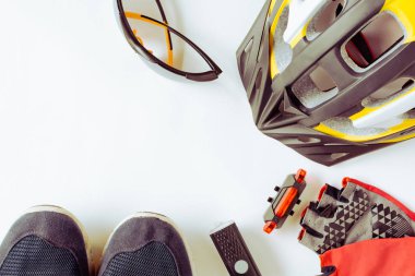 bir beyaz kağıt arka plan üzerinde bisiklet ekipman ayarla