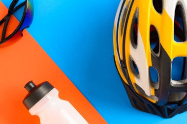 mavi ve turuncu kağıt arka plan üzerinde bisiklet ekipman ayarla 