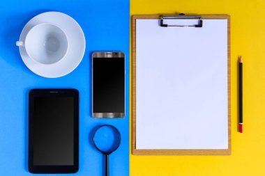 İş ekipmanları renkli kağıt arka plan üzerine yerleştirilen