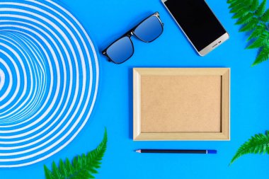 Ahşap fotoğraf çerçevesi ve set nesnesinin tatil renkli p dinlenmek