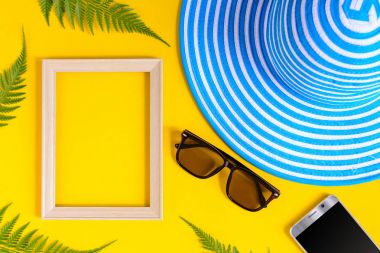 Ahşap fotoğraf çerçevesi ve set nesnesinin tatil renkli p dinlenmek