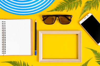 Ahşap fotoğraf çerçevesi ve set nesnesinin tatil renkli p dinlenmek