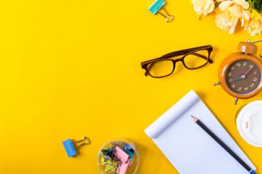 Sarı ve altın kağıt masa üzerinde Ofis donatım