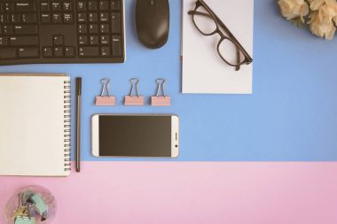 Masanın üstüne düz yatıyordu Ofis donatım 