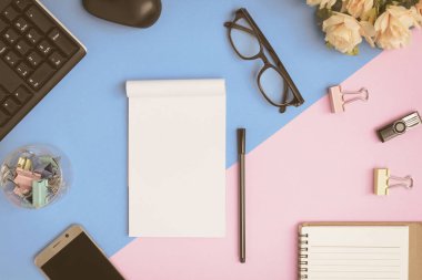 Masanın üstüne düz yatıyordu Ofis donatım 