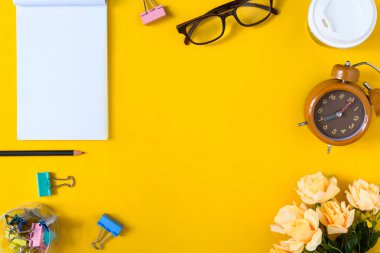 Sarı ve altın kağıt masa üzerinde Ofis donatım