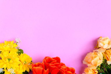 Renkli kağıda düz yatıyordu taze çiçekler