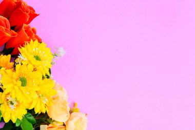 Renkli kağıda düz yatıyordu taze çiçekler