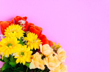 Renkli kağıda düz yatıyordu taze çiçekler