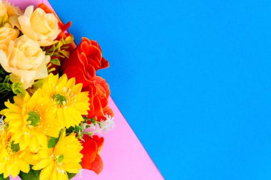 Renkli kağıda düz yatıyordu taze çiçekler