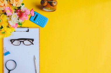 Sarı ve altın kağıt masa üzerinde Ofis donatım 