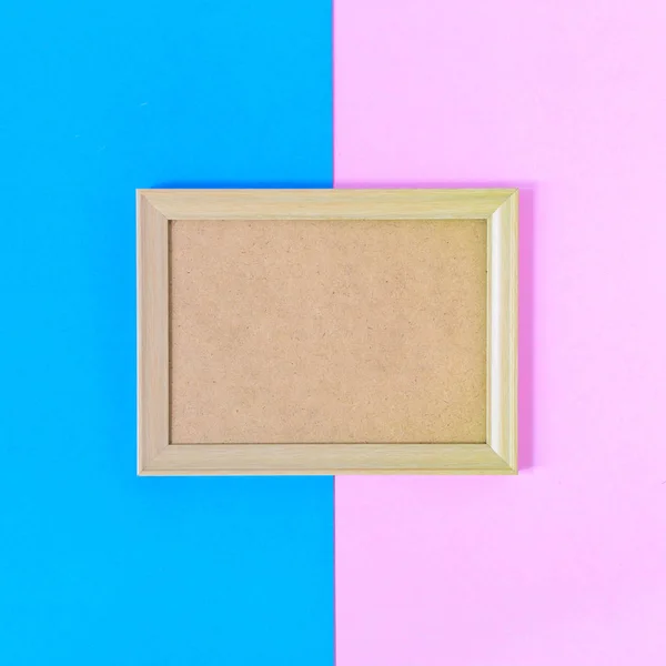 Marco de madera de la foto en fondo de pared de papel colorido — Foto de Stock