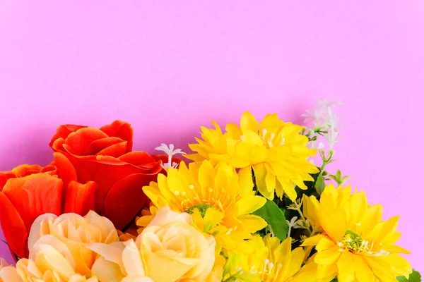 Renkli kağıda düz yatıyordu taze çiçekler