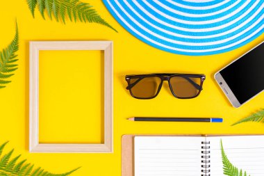 Ahşap fotoğraf çerçevesi ve set nesnesinin tatil renkli p dinlenmek