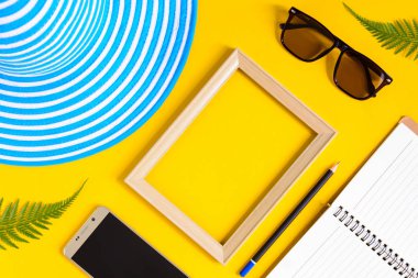 Ahşap fotoğraf çerçevesi ve set nesnesinin tatil renkli p dinlenmek