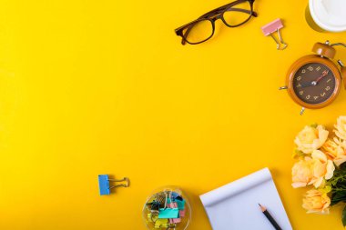 Sarı ve altın kağıt masa üzerinde Ofis donatım