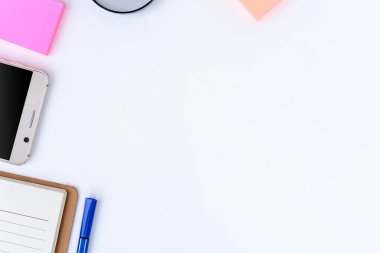 İş ekipmanları beyaz kağıt arka plan üzerine yerleştirilen 