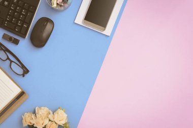 Masanın üstüne düz yatıyordu Ofis donatım 