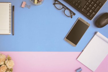 Masanın üstüne düz yatıyordu Ofis donatım 