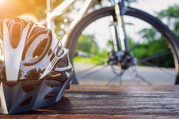 Fahrradausrüstung auf ein oberes Holz stellen — Stockfoto