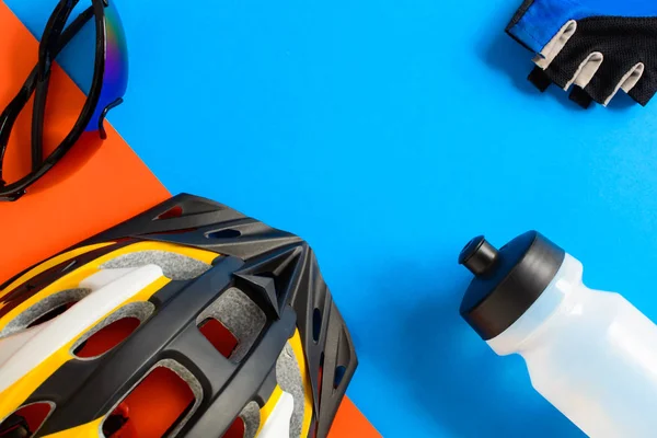 mavi ve turuncu kağıt arka plan üzerinde bisiklet ekipman ayarla 