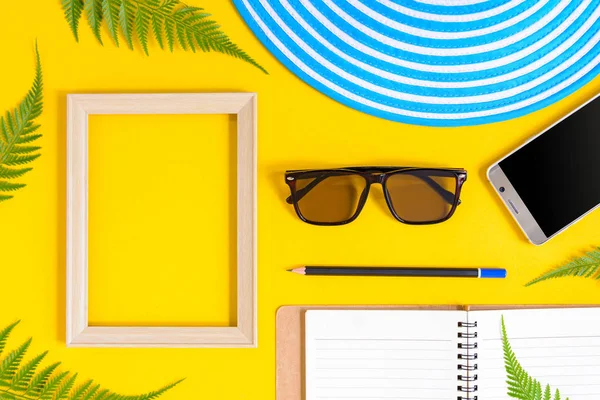 Ahşap fotoğraf çerçevesi ve set nesnesinin tatil renkli p dinlenmek