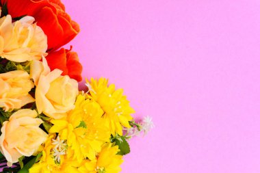 Renkli kağıda düz yatıyordu taze çiçekler