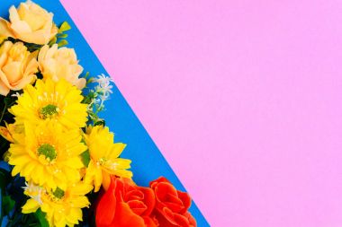 Renkli kağıda düz yatıyordu taze çiçekler