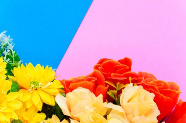 Renkli kağıda düz yatıyordu taze çiçekler