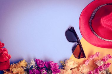 Düz yatıyordu şapka ve güneş gözlüğü ile üst masaya çiçek 