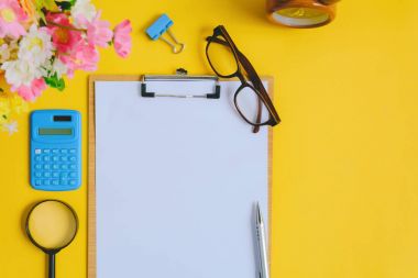 Sarı ve altın kağıt masa üzerinde Ofis donatım 