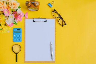 Sarı ve altın kağıt masa üzerinde Ofis donatım 