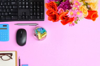 Pembe kağıt masa üzerinde düz yatıyordu Ofis donatım