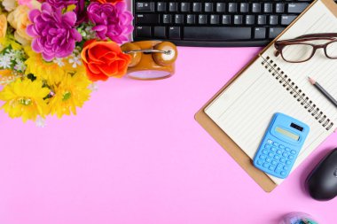 Pembe kağıt masa üzerinde düz yatıyordu Ofis donatım