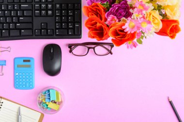 Pembe kağıt masa üzerinde düz yatıyordu Ofis donatım