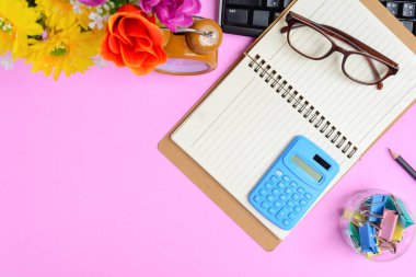 Pembe kağıt masa üzerinde düz yatıyordu Ofis donatım