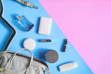 Düz lay çanta ve kozmetik kağıt üzerinde renkli kadınlar için ayarla 