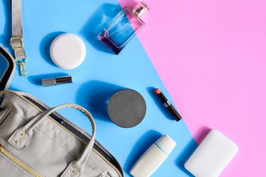 Düz lay çanta ve kozmetik kağıt üzerinde renkli kadınlar için ayarla 