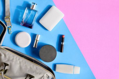 Düz lay çanta ve kozmetik kağıt üzerinde renkli kadınlar için ayarla 