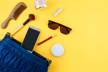 Düz lay çanta ve kozmetik kağıt üzerinde renkli kadınlar için ayarla