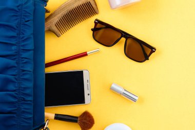 Düz lay çanta ve kozmetik kağıt üzerinde renkli kadınlar için ayarla