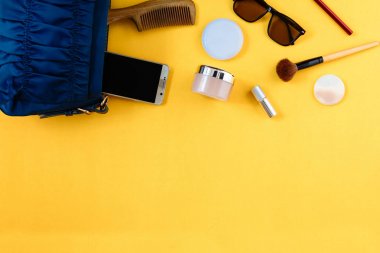 Düz lay çanta ve kozmetik kağıt üzerinde renkli kadınlar için ayarla