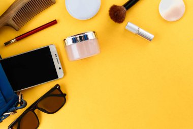 Düz lay çanta ve kozmetik kağıt üzerinde renkli kadınlar için ayarla