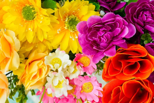 Εσωτερικη πολύχρωμο μπουκέτο λουλουδιών με διακόσμηση — Φωτογραφία Αρχείου